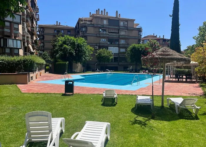 Piso Junto Palacio Congresos Y Metro, Centrico Con Piscina